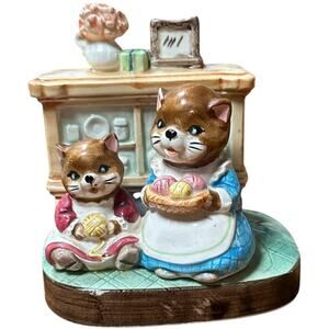 VTG Ceramic Kitten Cat W. Balls of Yarn Music Box Made In Japan